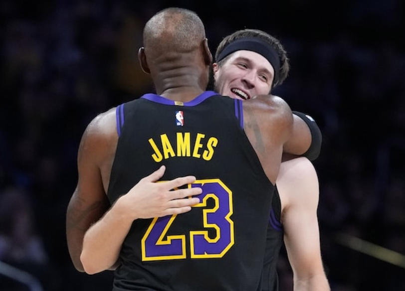 湖人新闻：里夫斯称赞詹姆斯组织能力和首秀表现活力十足